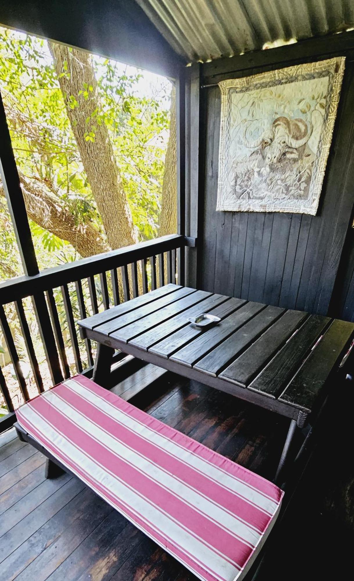 Old Vic Travellers Inn Nelspruit ネルスプロイト エクステリア 写真